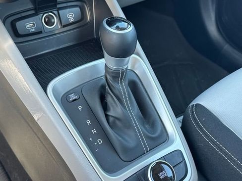 Certified 2025 Hyundai Venue SEL image 15