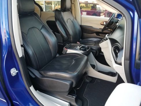 Used 2018 Chrysler Pacifica Touring-L image 11