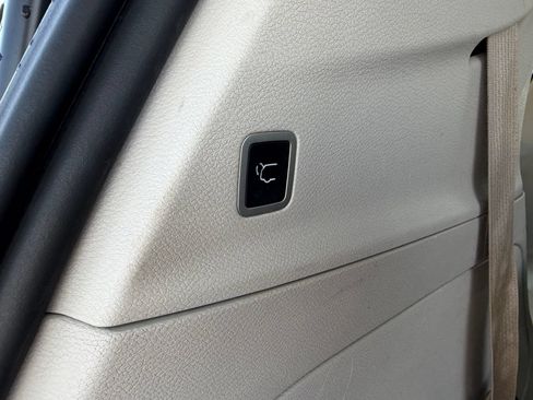 Used 2020 Chrysler Voyager Lxi FWD image 12