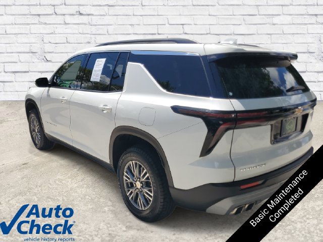 Used 2025 Chevrolet Traverse LT FWD image 2