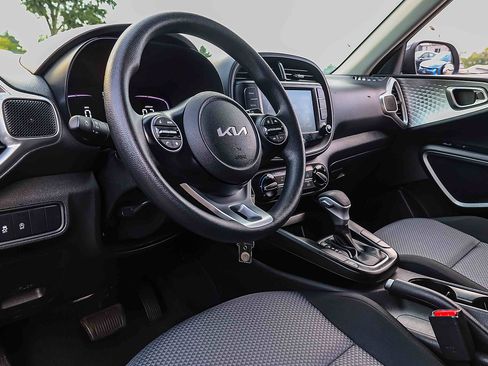 Certified 2023 Kia Soul LX w/ LX Technology Package FWD image 7