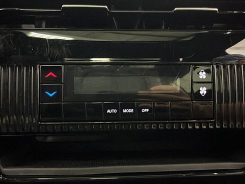 Used 2023 Jeep Wagoneer L Series II w/ Premium Group I AWD/4WD image 38