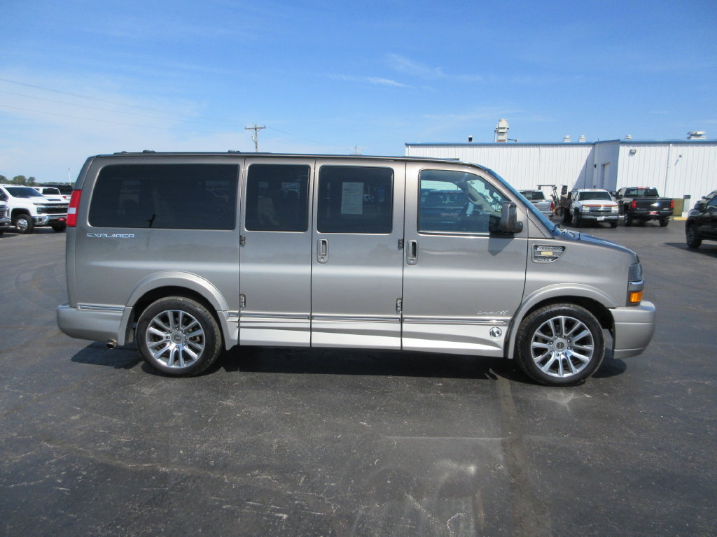 Used 2020 Chevrolet Express 2500 w/ Enhanced Convenience Package RWD image 5