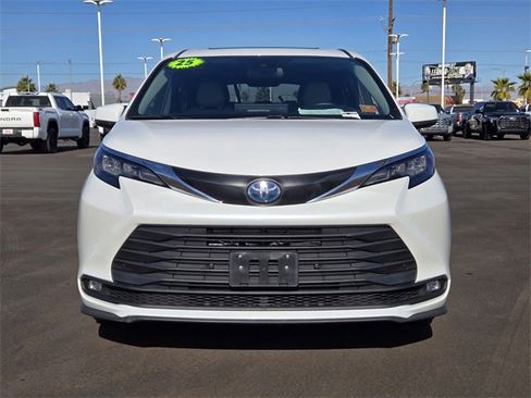 Used 2025 Toyota Sienna XLE image 8