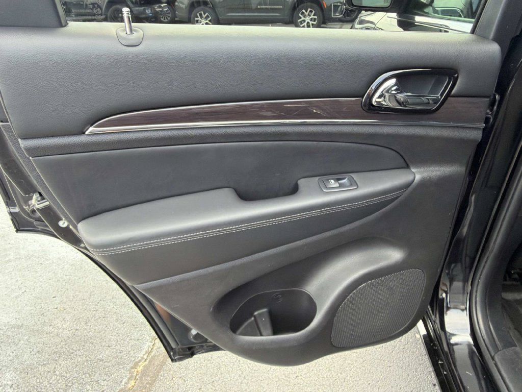 Used 2020 Jeep Grand Cherokee Overland AWD/4WD image 14