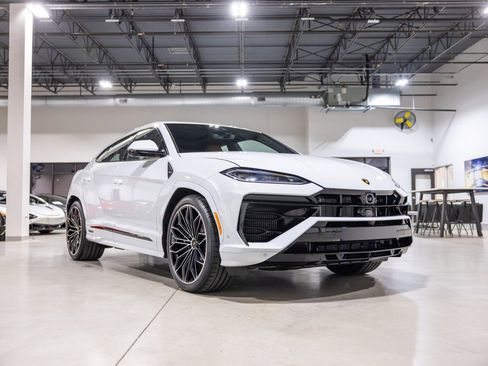 Used 2025 Lamborghini Urus SE image 3