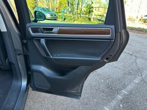 Used 2015 Volkswagen Touareg VR6 image 36