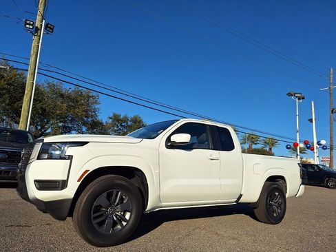 Used 2025 Nissan Frontier SV image 9
