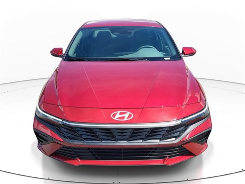 Used 2025 Hyundai Elantra SE image 2