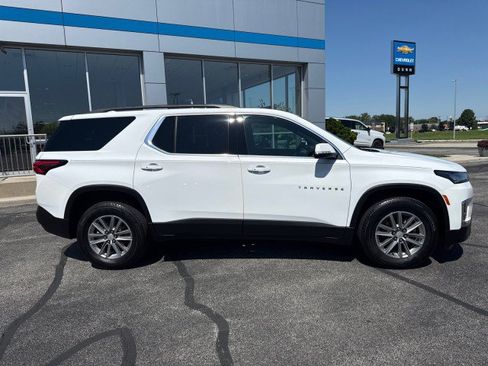 Used 2023 Chevrolet Traverse LT FWD image 2