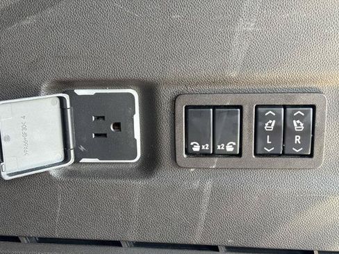 Used 2023 GMC Yukon XL Denali RWD image 14