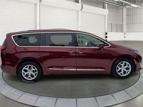 Used 2018 Chrysler Pacifica Touring-L Plus image 6