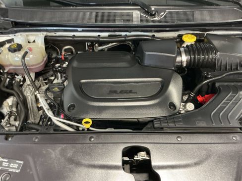 Used 2023 Chrysler Pacifica Touring-L FWD image 8