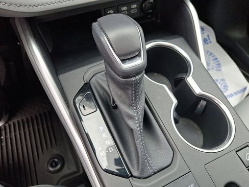 Used 2023 Toyota Highlander XLE image 12