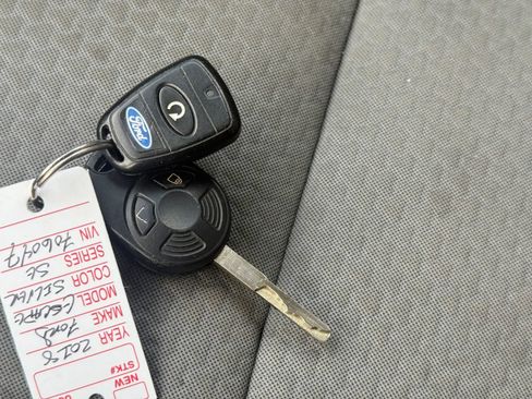 Used 2017 Ford Escape SE image 24