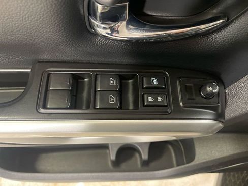 Used 2019 Nissan Titan SV w/ SV Convenience Package AWD/4WD image 13