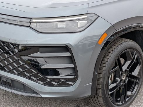 Used 2025 Volkswagen Tiguan SE R-Line image 9