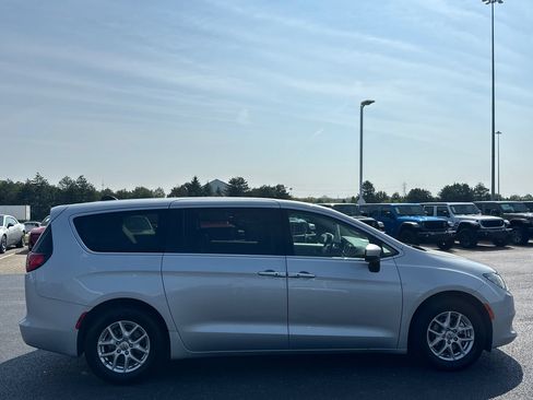 Used 2023 Chrysler Voyager LX FWD image 2