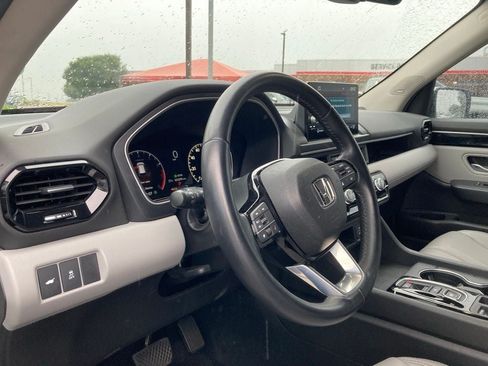 Used 2025 Honda Pilot Touring image 9