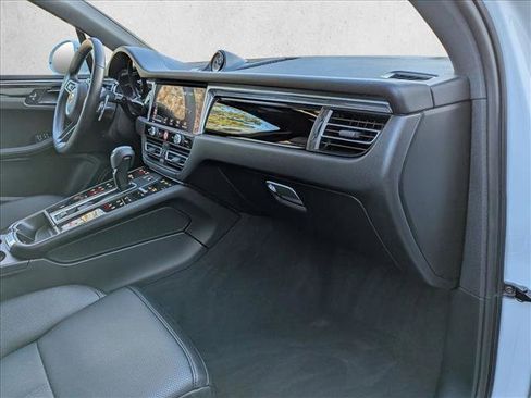 Used 2025 Porsche Macan image 22