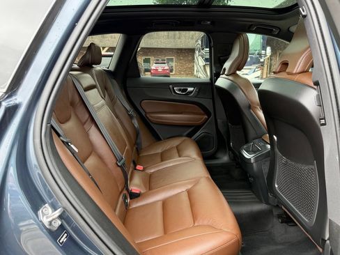 Used 2021 Volvo XC60 T5 Momentum w/ Climate Package AWD/4WD image 18