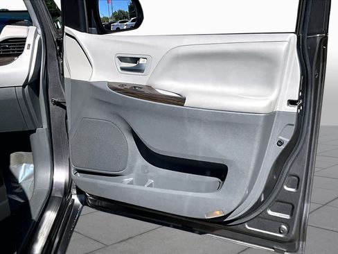 Used 2015 Toyota Sienna XLE Premium AWD/4WD image 22