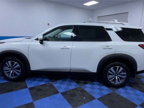 Used 2024 Nissan Pathfinder SL w/ Black Appearance Package image 5