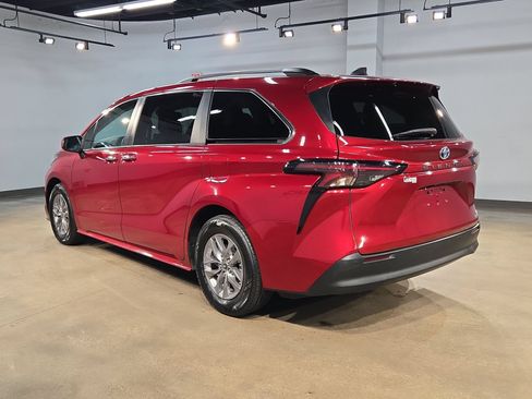 Used 2023 Toyota Sienna XLE FWD image 5