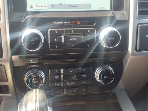 Used 2017 Ford F150 Lariat w/ Equipment Group 502A Luxury AWD/4WD image 18