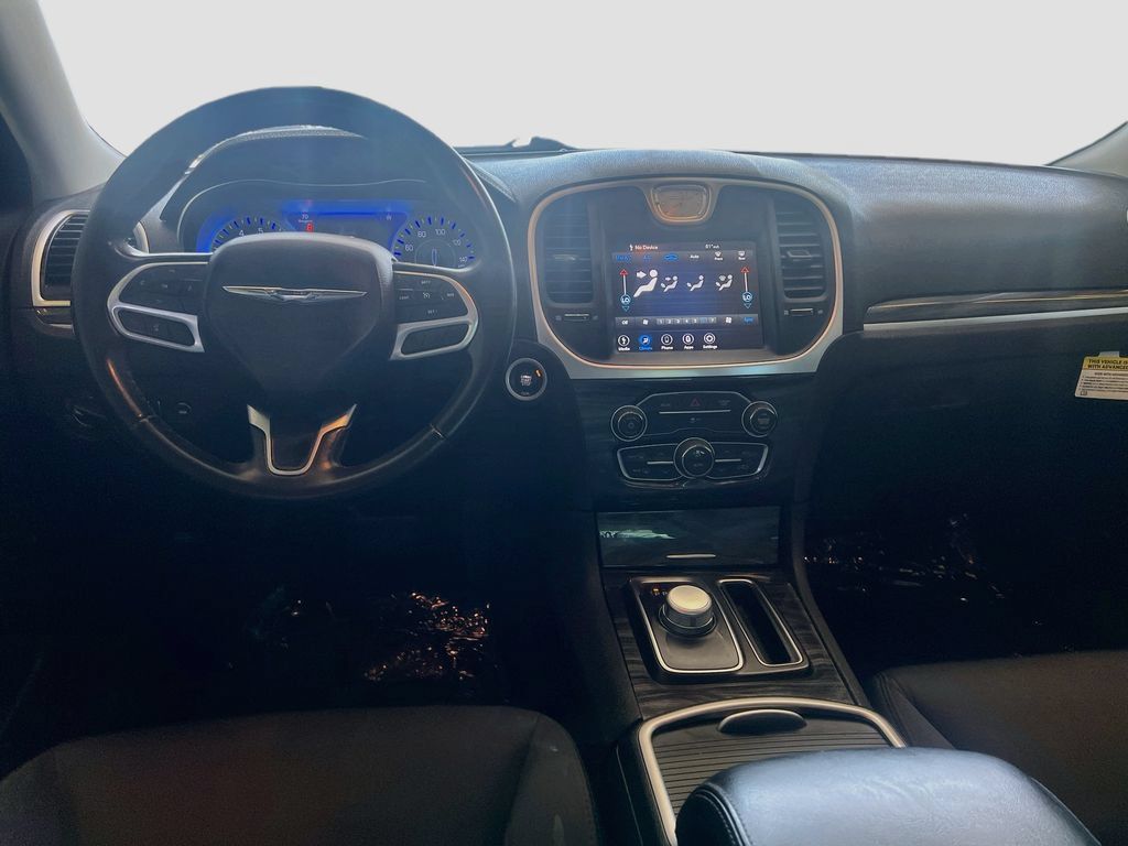 Used 2020 Chrysler 300 Touring RWD image 21