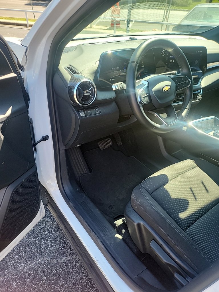 Used 2026 Chevrolet Equinox LT FWD image 2