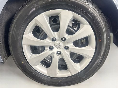 Used 2021 Toyota Corolla LE FWD image 32