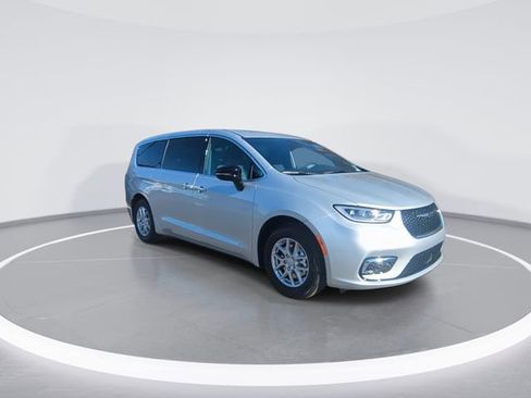 New 2026 Chrysler Pacifica Select image 2