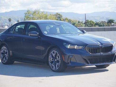 New 2026 BMW 550e xDrive w/ Premium Package image 3