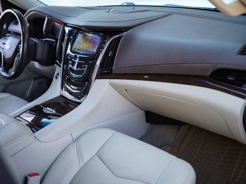 Used 2016 Cadillac Escalade Luxury image 22