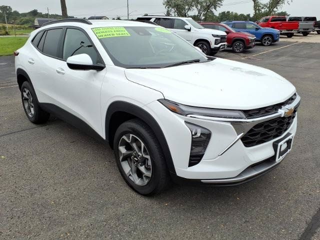 Used 2025 Chevrolet Trax LT w/ Driver Confidence Package FWD image 3