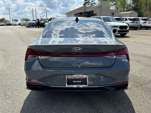 Used 2022 Hyundai Elantra SEL w/ Convenience + Premium Package FWD image 6