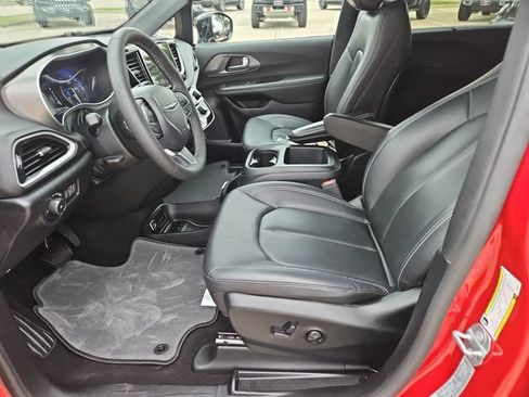 Used 2025 Chrysler Pacifica Select FWD image 18
