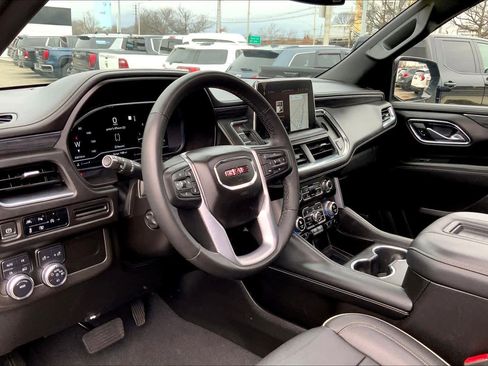 Used 2023 GMC Yukon SLT w/ SLT Premium Package image 16