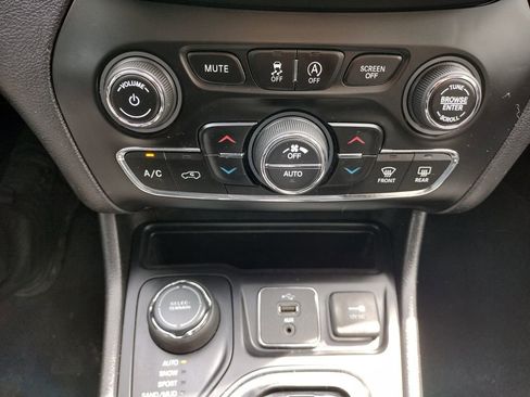 Used 2019 Jeep Cherokee Limited w/ Luxury Group AWD/4WD image 20