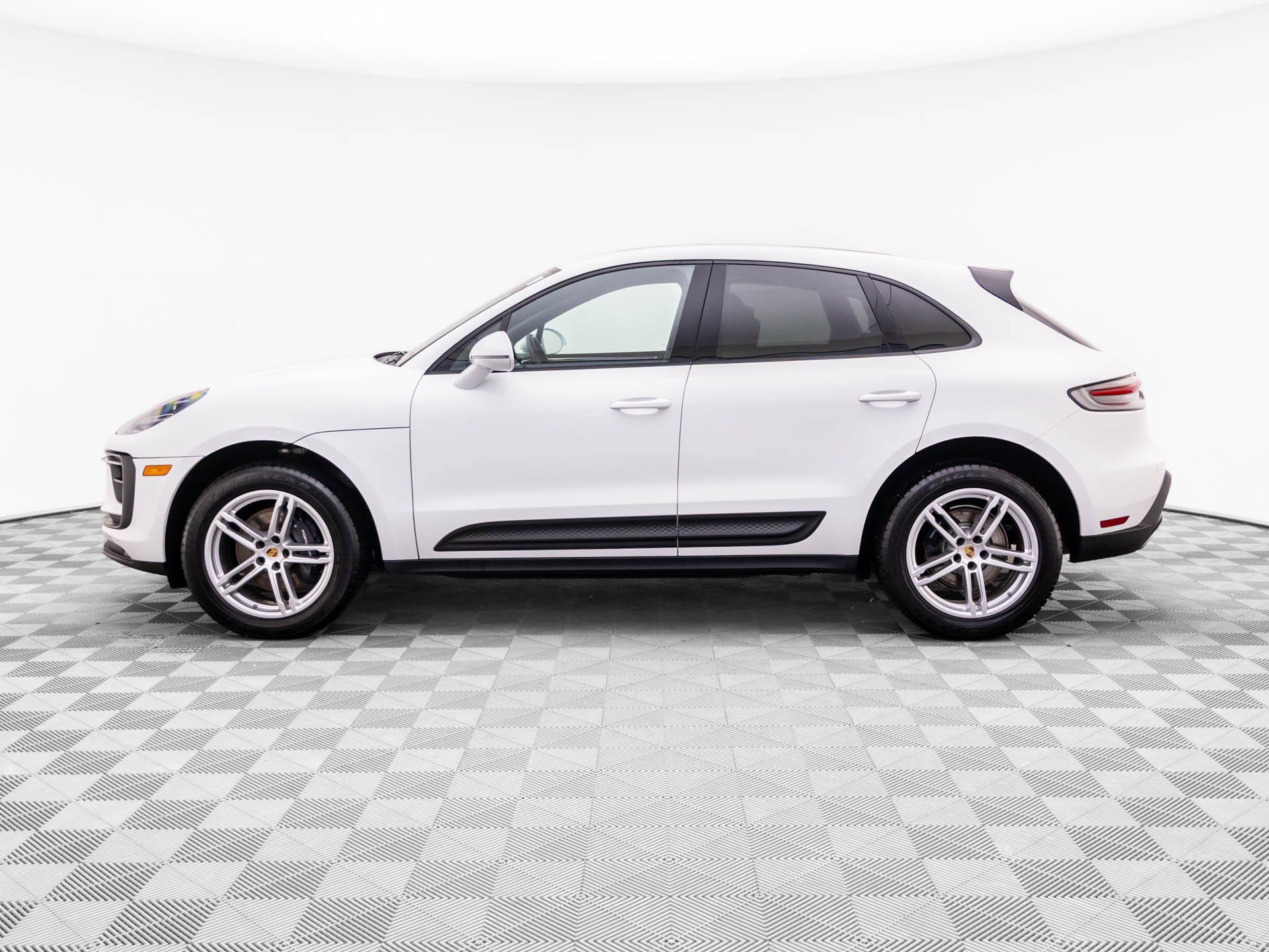 Certified 2023 Porsche Macan AWD/4WD image 2