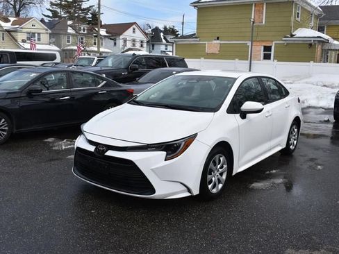 Used 2025 Toyota Corolla SE FWD image 3