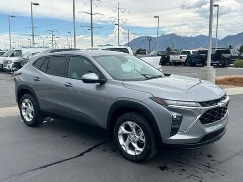 New 2026 Chevrolet Trax LS w/ LS Convenience Package FWD image 9