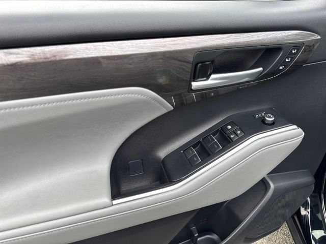 Used 2023 Toyota Highlander Platinum AWD/4WD image 10