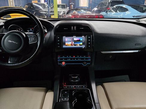 Used 2017 Jaguar F-PACE Premium image 22