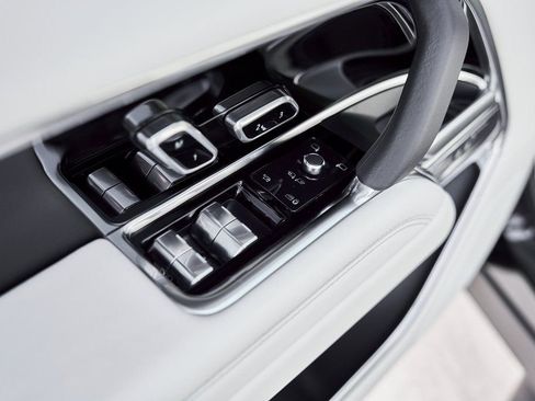 Used 2024 Land Rover Range Rover Long Wheelbase SE image 39