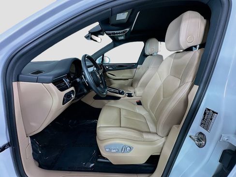 Certified 2023 Porsche Macan AWD/4WD image 5