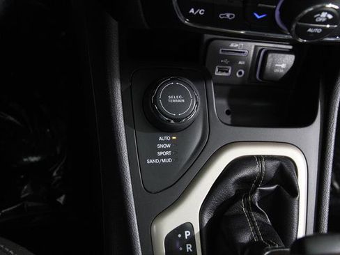 Used 2017 Jeep Cherokee Latitude w/ Comfort/Convenience Group image 14