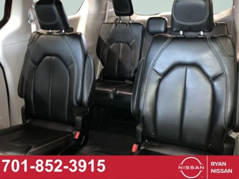 Used 2023 Chrysler Pacifica Touring-L FWD image 28