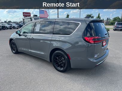 Used 2025 Chrysler Pacifica Select